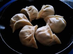 煎锅中刷一层油，摆放饺子。