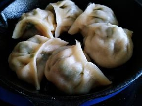 小火煎至底部成金黄色，倒入半杯清水，盖上锅盖小火加热。
