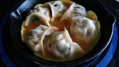 水分收干后，倒入蛋液可以断火一会，让蛋液凝固。