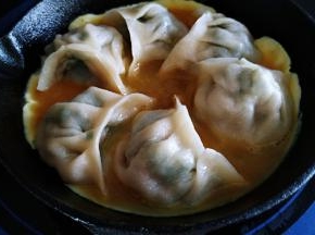 水分收干后，倒入蛋液可以断火一会，让蛋液凝固。