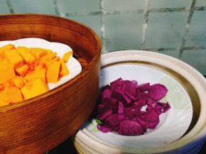 将南瓜，紫薯去皮洗净切小，上锅蒸熟