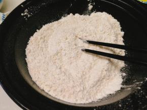 取出两种面粉混合，加盐，南瓜已经很甜了，就无需加糖了。