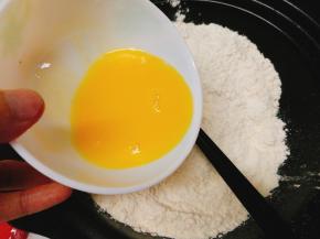 加入发酵粉拌均匀后，加入鸡蛋液