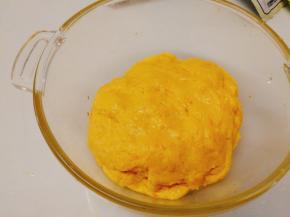 放容器里包上保鲜膜进行常温发酵