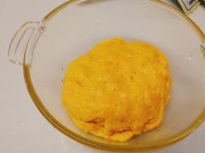 放容器里包上保鲜膜进行常温发酵