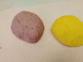 将两面团取出揉捏排气