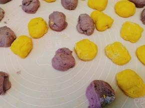 将南瓜面团和紫薯面团分别切成30克左右的小面团