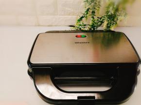 盖上盖子压至2，3分钟，将面团煎熟即可，非常好操作