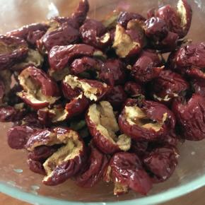 红枣洗净后去核，加水煮至熟烂。