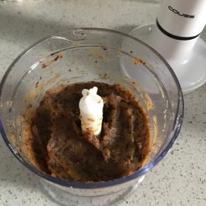 放入料理机中打碎。干湿程度如图。如果枣泥中水分多，请适当调整配方中的液体量。