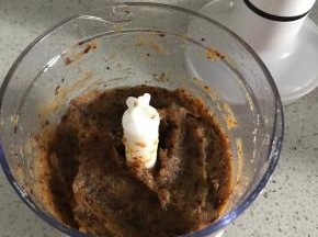 放入料理机中打碎。干湿程度如图。如果枣泥中水分多，请适当调整配方中的液体量。