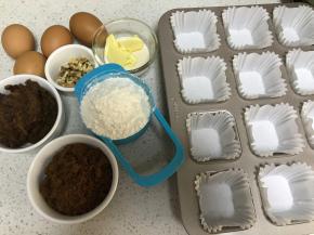 备齐所用材料，黄油放入牛奶中隔水加热至融化。