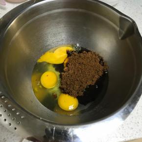 红糖放入鸡蛋中。