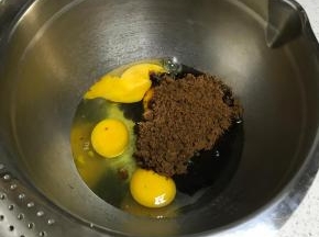 红糖放入鸡蛋中。