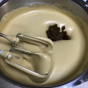 放入枣泥，继续搅打至混合均匀。