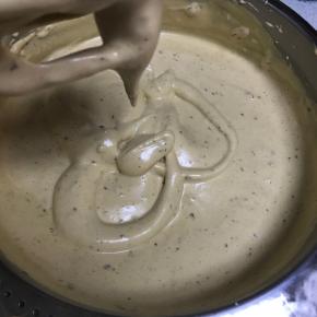 混合好的枣泥蛋黄糊的状态。