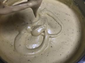 混合好的枣泥蛋黄糊的状态。