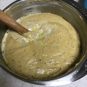 倒入加热至融化的牛奶黄油糊，继续翻拌均匀。