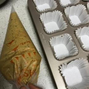 翻拌均匀后装入裱花袋，挤入模具。放入预热好的烤箱中层，上下火。170度25-30分钟左右。