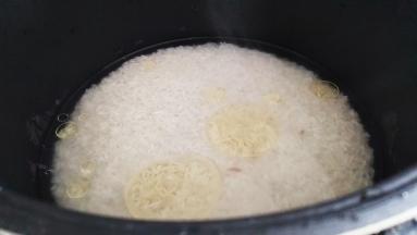 大米淘洗干净，滴入几滴花生油提前蒸饭。