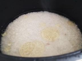 大米淘洗干净，滴入几滴花生油提前蒸饭。