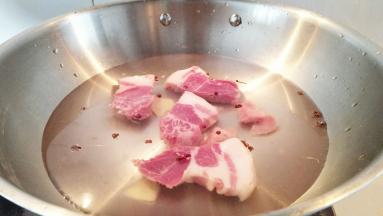 锅中放入清水，放入几粒花椒放入肉进行辍水。