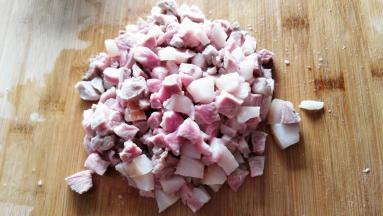 焯水后妃梅花肉冲一下血末，切成小丁。