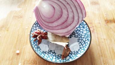 准备香料，洋葱。