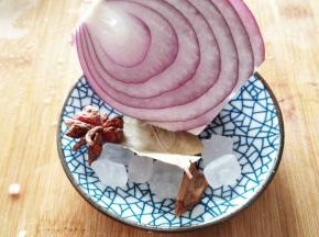 准备香料，洋葱。