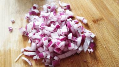 洋葱切碎。