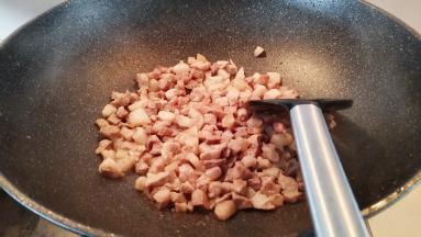 锅中放入肉丁小火煸炒出油，盛出备用，锅中留底油。