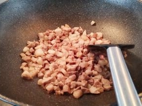 锅中放入肉丁小火煸炒出油，盛出备用，锅中留底油。