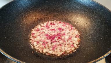 放入洋葱小火煸炒出味。