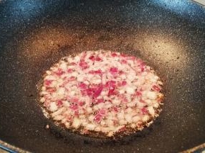 放入洋葱小火煸炒出味。