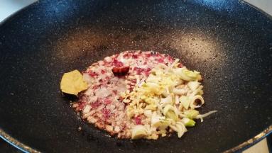 放入葱，姜，香料翻炒一下。