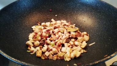 放入杏鲍菇，中火翻炒几下。