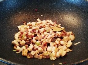 放入杏鲍菇，中火翻炒几下。