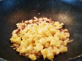 倒入土豆块。