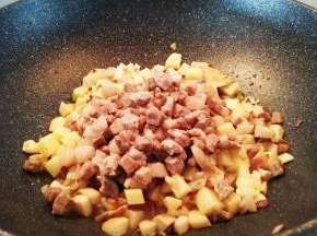 放入肉丁。