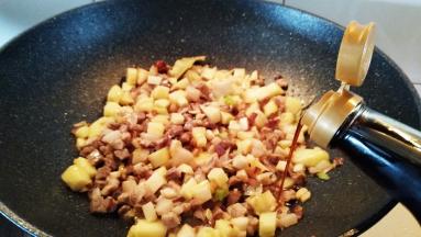 淋入生抽和料酒。