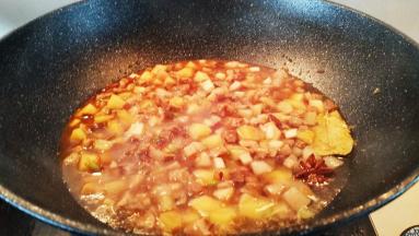 倒入1碗清水，盖上锅盖小火焖烧10分钟。