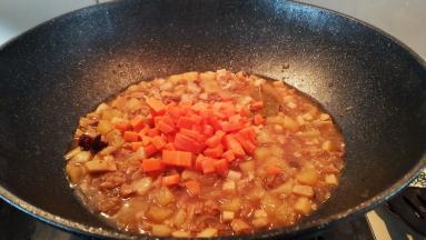 5分钟后放入胡萝卜盖上锅盖继续烧5分钟。