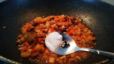 烧制汤汁浓厚，调入盐拌匀即可出锅。