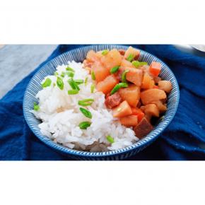 蒸好的米饭出锅，配上卤肉开始享用吧！