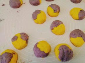 将面团揉圆盖上保鲜膜醒发15分钟左右