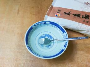 取154克温水放入砂糖搅化