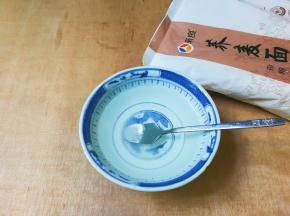 取154克温水放入砂糖搅化