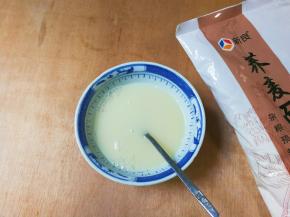 放入发酵粉搅化