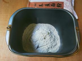 荞麦面粉放入面包机桶面