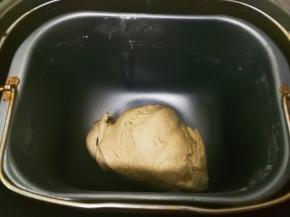 面包机搅拌15分钟成湿润面团